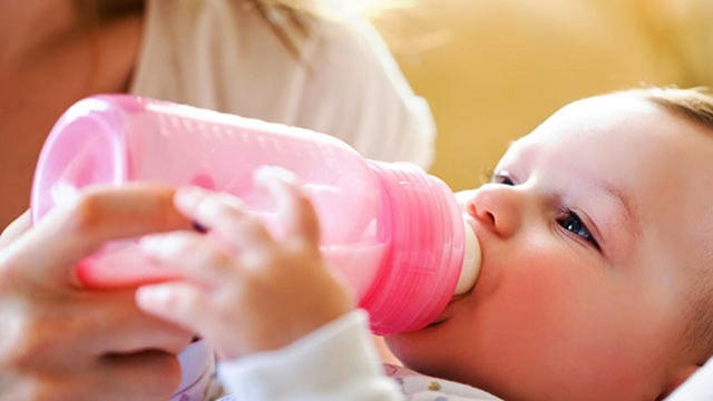 Biberonla beslenen bebekler her gün milyonlarca mikroplastik yutuyor