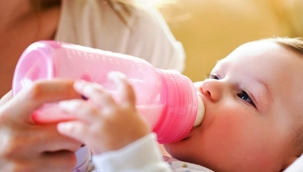 Biberonla beslenen bebekler her gün milyonlarca mikroplastik yutuyor