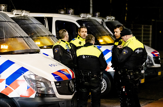 Hollanda'da iki anne, oğullarını polise teslim etti