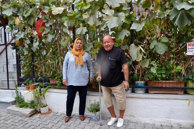 Hollanda'dan getirdiği kabağın boyu 120 metreyi buldu