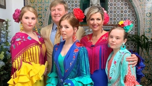 Kraliyet ailesi tarifeli uçuşla Hollanda'ya döndü