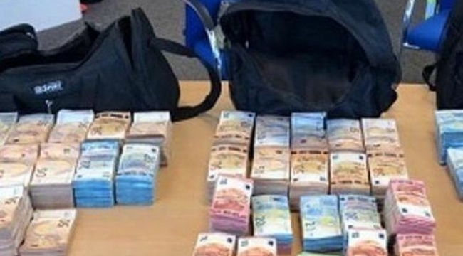 Polisin şüphelendiği araçta 775 bin euro