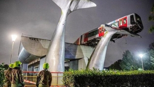 Hollanda'daki kazada metro havada asılı kaldı