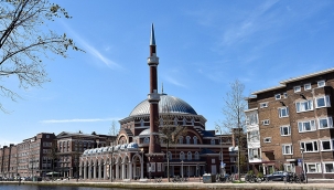 Başkent Amsterdam'daki Ayasofya Camisine taşlı saldırı