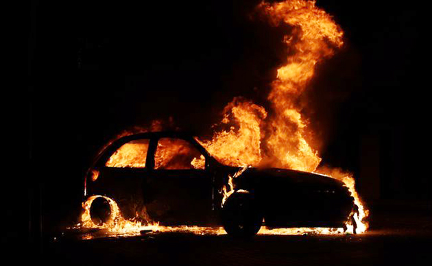 Belediye başkanının çağrısına rağmen Veen'de otomobiller ateşe verildi