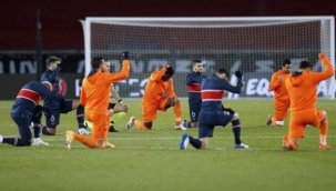 Hakemler ve futbolcular ırkçılığa karşı diz çöktü