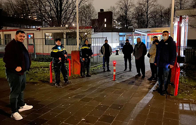 Hollanda'da cami cemaati ülkeyi yangın yerine çeviren protestoculara karşı sokağa çıktı