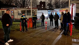 Hollanda'da cami cemaati ülkeyi yangın yerine çeviren protestoculara karşı sokağa çıktı