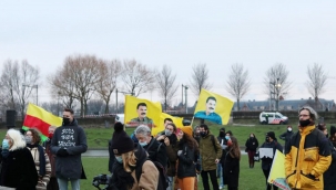 Hollanda'da ırkçılık ve ayrımcılık protestosunda Abdullah Öcalan posterleri