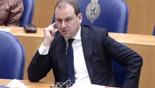 Hollanda'da vergi dairesinde yapılan ayrımcılıkta ilk siyasi istifa geldi