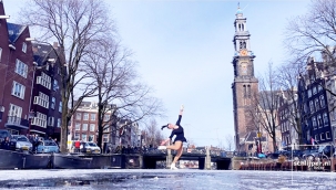 Hollanda'da 20 yaşındaki profesyonel patenci genç kızın Amsterdam kanalındaki  gösterisi büyük ilgi çekti