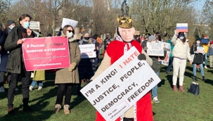 Hollanda'da Navalnıy'e destek gösterisi