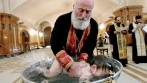 Romanya'da kilisede suya batırılarak vaftiz edilen bebek boğularak öldü