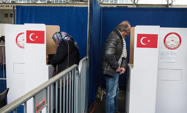 Hollanda'dan Türk politikacılarına seçim propagandası yasağı