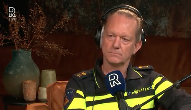 Irkçı ifadeler kullanan polisleri işten çıkartmak istemeyen Rotterdam Emniyet Müdürü Hollandalı Türklerden özür diledi