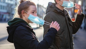 Hollanda'da aşılanmış olanlar da kurallara uyacak