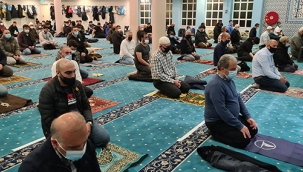 Hollanda'da teravih namazlarına katılım yoğun