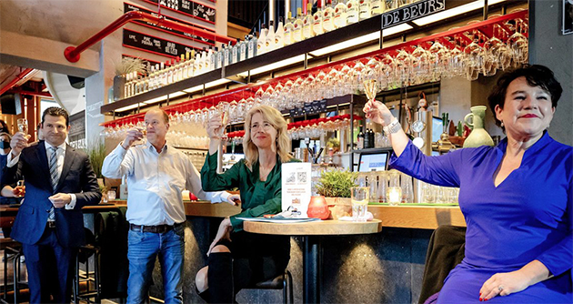 Hollanda'nın Utrecht kentinde bazı kafe ve restoranlar deney amaçlı açıldı