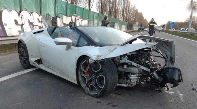 Hollanda Polisi, bariyerlere çarpan Lamborghini'nin kaçan sürücüsünü arıyor