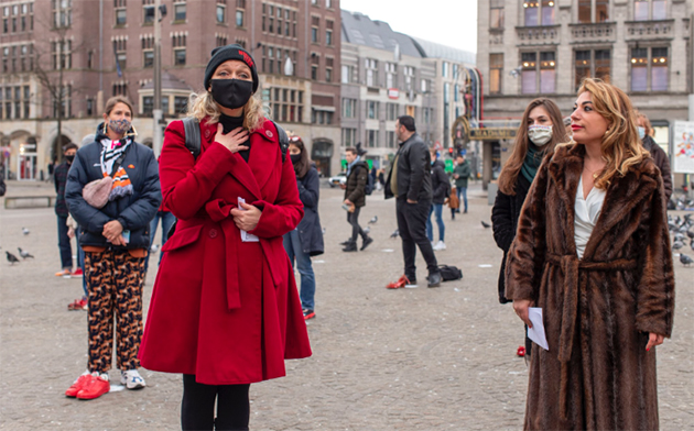 Türkiye'deki kadın cinayetleri, başkent Amsterdam'da 70 kırmızı topuklu kadın ayakkabısıyla protesto edildi