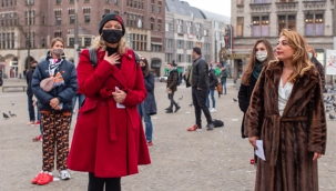 Türkiye'deki kadın cinayetleri, başkent Amsterdam'da 70 kırmızı topuklu kadın ayakkabısıyla protesto edildi