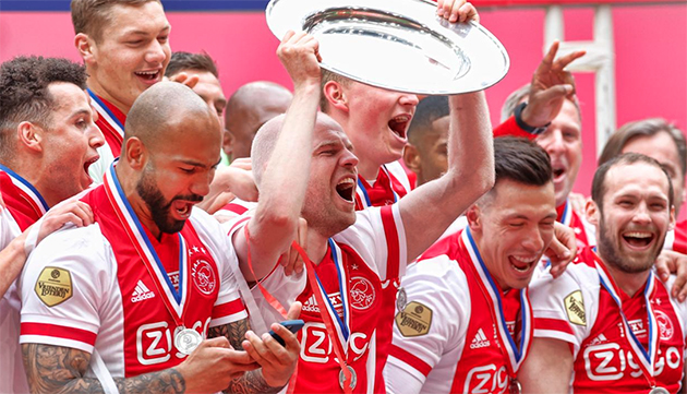 Ajax'tan büyük jest! Şampiyonluk kupasını eritip taraftarlara dağıttılar