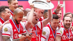Ajax'tan büyük jest! Şampiyonluk kupasını eritip taraftarlara dağıttılar