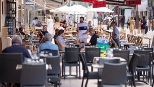 Hollanda'da korona kısıtlamalarının kaldırılmasında ikinci adım ertelendi