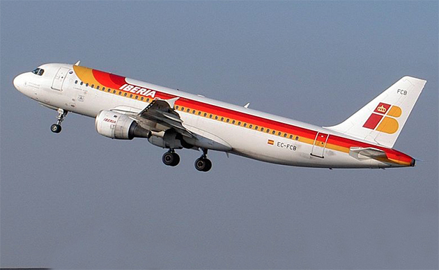 Maske takmayı reddeden İspanyol yolcular Amsterdam'da uçaktan indirilerek gözaltına alındı