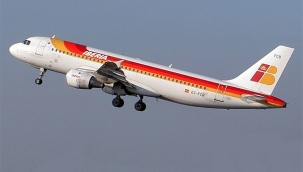 Maske takmayı reddeden İspanyol yolcular Amsterdam'da uçaktan indirilerek gözaltına alındı