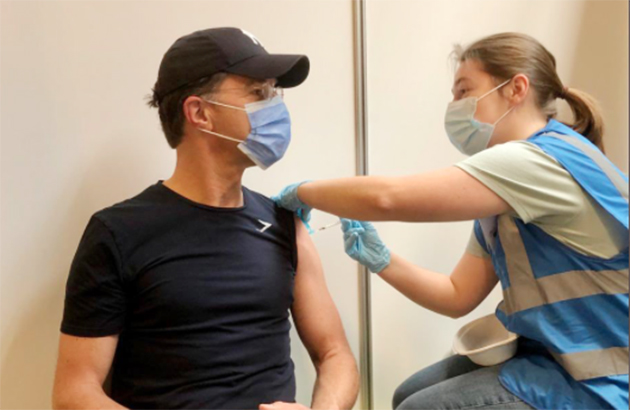 Başbakan Mark Rutte, koronavirüs aşısını oldu