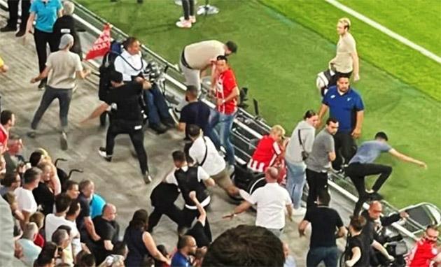 PSV-Galatasaray maçında ortalık karıştı! Galatasaray taraftarlarına çirkin saldırı