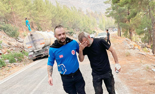 Türkiye'deki yangınlara üzülen Almanya'daki itfaiyeci Türk genci, bavulunu alarak yardım için Türkiye'ye gitti