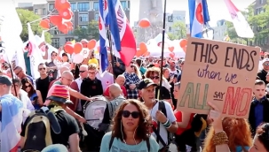 Hollanda'da 20 bin kişi Kovid-19 önlemlerini protesto etti
