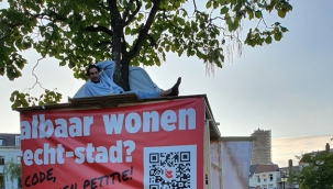 Hollanda'da konut sorununa dikkat çekmek için ağaca ev yaptı