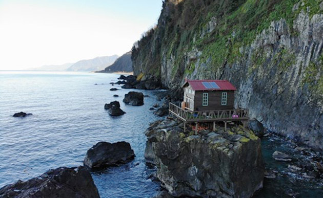 Artvin'de deniz kıyısındaki kayanın üzerine yapılan baraka dikkat çekiyor