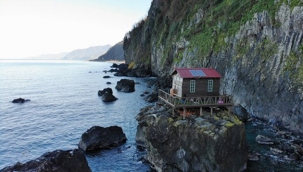 Artvin'de deniz kıyısındaki kayanın üzerine yapılan baraka dikkat çekiyor