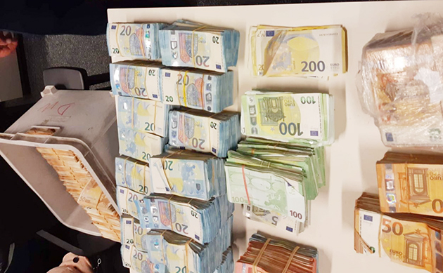 Hollanda'da bir evde ele geçirilen yaklaşık 8 milyon euro nakit paraya el konuldu