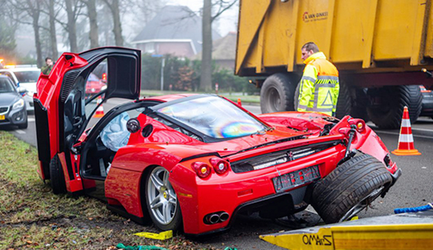 Hollanda'da ki trafik kazasında 3 milyonluk Ferrari, hurda yığınına döndü