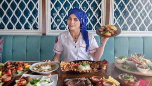 Hollanda'da "Türk Mutfağın Sultanı" rengarenk baş örtüsüyle de dikkat çekiyor