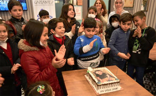 Hollandalı gurbetçi, çocuğunun ilk doğum günü masraflarını Türkiye'de yetimlere bağışladı