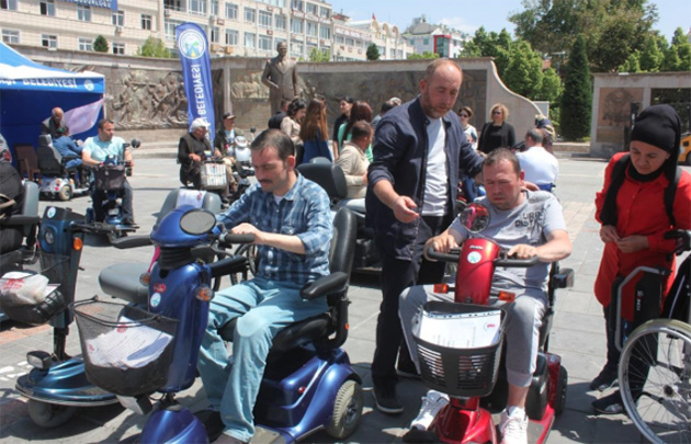 Hollandalı hayırseverlerden Kayseri'deki engellilere araç desteği