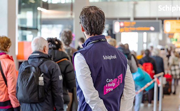 Başkent Amsterdam'da Schiphol havalimanındaki kaos devam ediyor, Türk yolcular saatlerce bekliyor