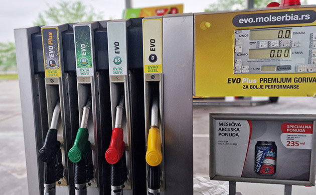 Hollanda'da 1 litre benzinin fiyatı 2,5 euro'yu aştı
