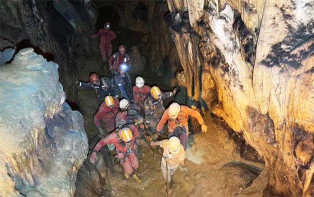 Hollanda'dan Türkiye'ye tatile giden Türk aile, Karabük'teki Mencilis mağarasında mahsur kaldı