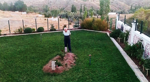 Gurbetçi Erol Pınarbaşı, 15 bin euro harcayarak bahçeye çevirdiği eşinin mezarının başından gece gündüz ayrılmıyor