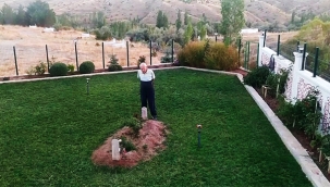 Gurbetçi Erol Pınarbaşı, 15 bin euro harcayarak bahçeye çevirdiği eşinin mezarının başından gece gündüz ayrılmıyor