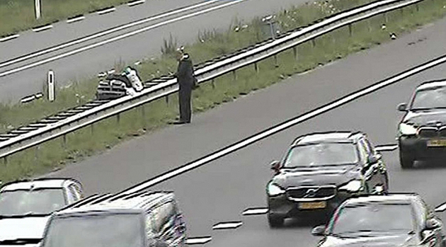 Hollanda'da kadın sürücü, otobanda kocasını bavullarıyla arabadan indirdi