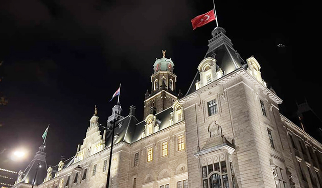 Bir dönem Türkiye ile büyük sorun yaşayan Hollanda'dan Türkiye'ye anlamlı destek! Belediye binasına Türk bayrağı çekildi..