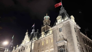 Bir dönem Türkiye ile büyük sorun yaşayan Hollanda'dan Türkiye'ye anlamlı destek! Belediye binasına Türk bayrağı çekildi..